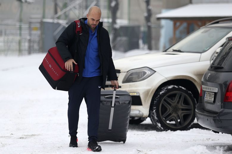 "Левски" замина за Кипър без Митрев и Полачек