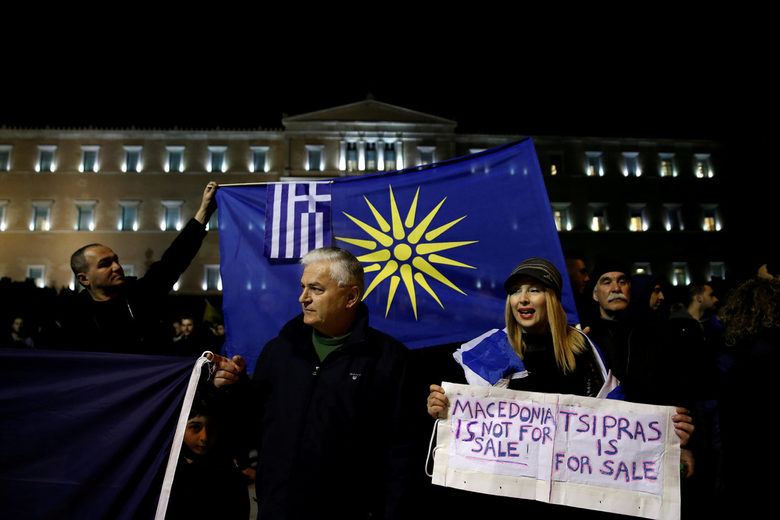 "Македония не е за продан. Ципрас е за продан", пише на плаката на протестиращите