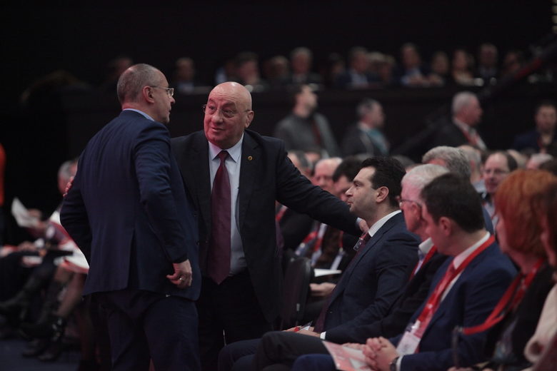 Станишев (вляво) в неформален разговор с бизнесмена Георги Гергов, който е в опозиция на партийния лидер.