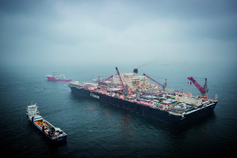 Платформата Pioneering Spirit полага тръби за "Северен поток 2" във водите на Финския залив през декември 2018 г.