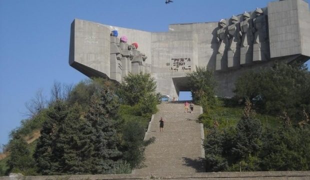 Женските фигури от Паметника на Съветската армия във Варна с качулки като руската пънкрок група "Пуси райът" през 2012 г.