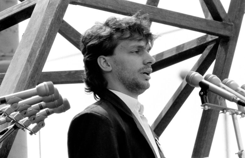 Унгарският премиер Виктор Орбан на 16 юни 1989 г., в речта, реабилитираща бившия министър-председател от времето на революцията Имре Наги.