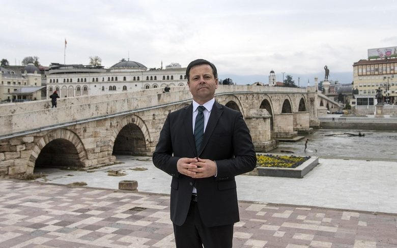 Ташин Ибрахим, бивш ръководител на Македонската асоциация на турските граждански организации стои пред Каменния мост в Скопие.