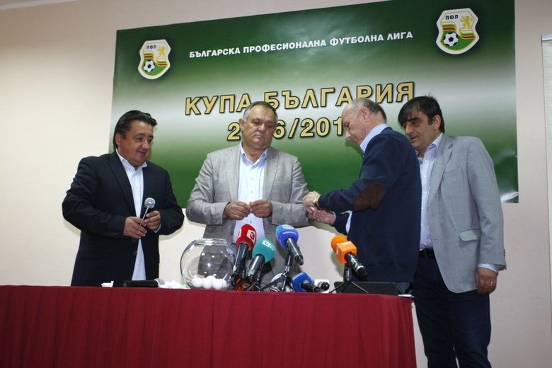 Атанас Караиванов (вляво) смята, че клубовете нямат основание да очакват много пари от сделката за телевизионните права, след като не могат да привлекат зрители на стадионите
