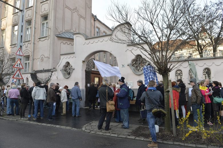 Протест на учители в Будапеща, март 2016 г. Сред исканията за "промяна на системата" бяха намаляване на бюрократичната тежест върху учителите и по-голяма свобода за избор на учебници.<br /><br />За учителите по история, които не подкрепят случващото се в образованието, е трудно да изразят мнението си – те "не могат да говорят с медиите през предварително разрешение" от институцията си, обяснява Ласло Миклоши. На 6 февруари бившият премиер Петер Борош (втори след демократичните промени), днес председател на Националния комитет за паметта, <a href="https://magyarnemzet.hu/belfold/meg-nem-dolt-el-europa-sorsa_interju-4186829/" target="_blank">каза в специално интервю</a>, че "Асоциацията на учителите по история отправя предприема атаки срещу правителството, контрола над културата и дори националните ценности," които маскира като професионални. Тези атаки "застрашават отглеждането на нови поколения със здравословен подход към живота и нормално мислене" и такива действия срещу правителството на Орбан се водят от "групи и елементи в културата, образованието и науката."