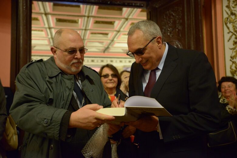 Почти два часа след края на представянето Иван Костов даваше автографи върху книгата си. Почти два часа след края на представянето Иван Костов даваше автографи върху книгата си.