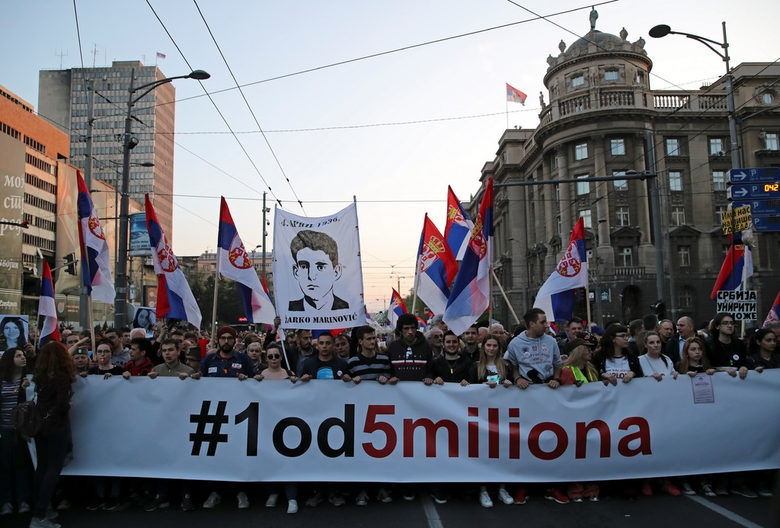 Вучич е изправен пред най-големия протест в Сърбия, свикан от "магнати и фашист"