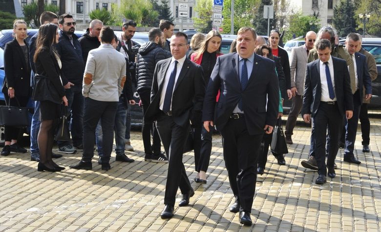 Водачът на листата на ВМРО Ангел Джамбазки и лидерът на партията Красимир Каракачанов при регистрацията на листата в ЦИК. Водачът на листата на ВМРО Ангел Джамбазки и лидерът на партията Красимир Каракачанов при регистрацията на листата в ЦИК.