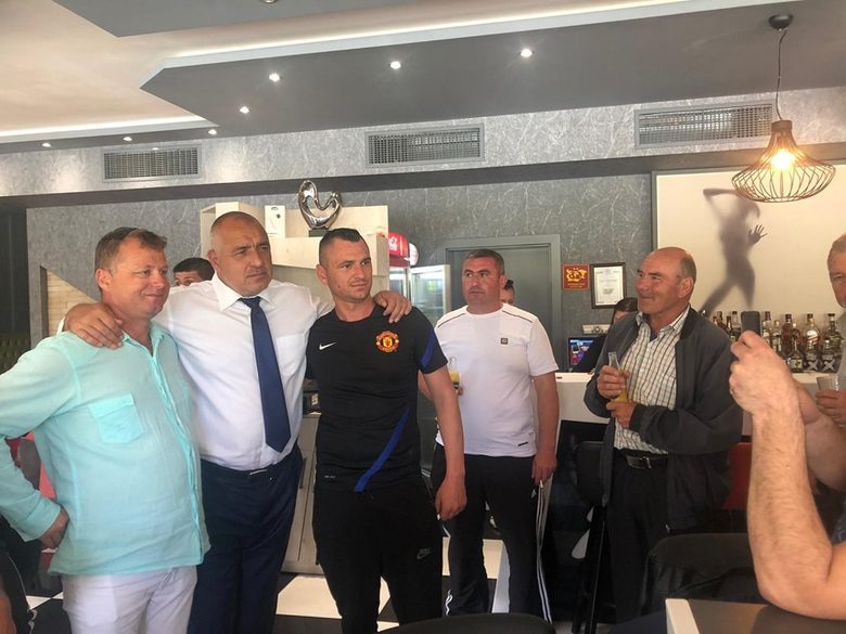 Премиерът се снима с почитатели, докато очаква в Кирково гръцкия премиер Алексис Ципрас Премиерът се снима с почитатели, докато очаква в Кирково гръцкия премиер Алексис Ципрас