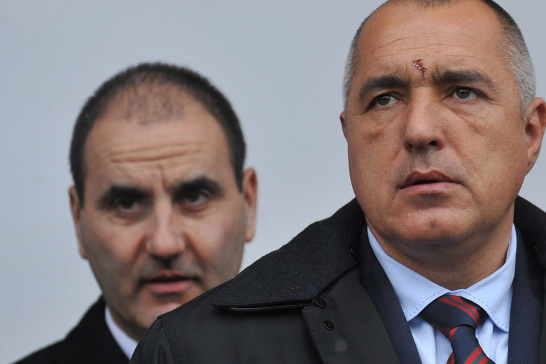 През 2011 г. Борисов <a href="https://www.dnevnik.bg/bulgaria/2011/02/13/1042742_premierut_borisov_e_s_shevove_po_cheloto_sled_igra_na/" target="_blank">пострада, докато играе футбол, </a>което наложи да бъде шит.
