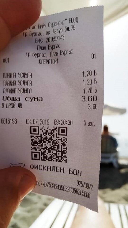 Таксуване на плажни кърпи върху пясъка в Бургас.