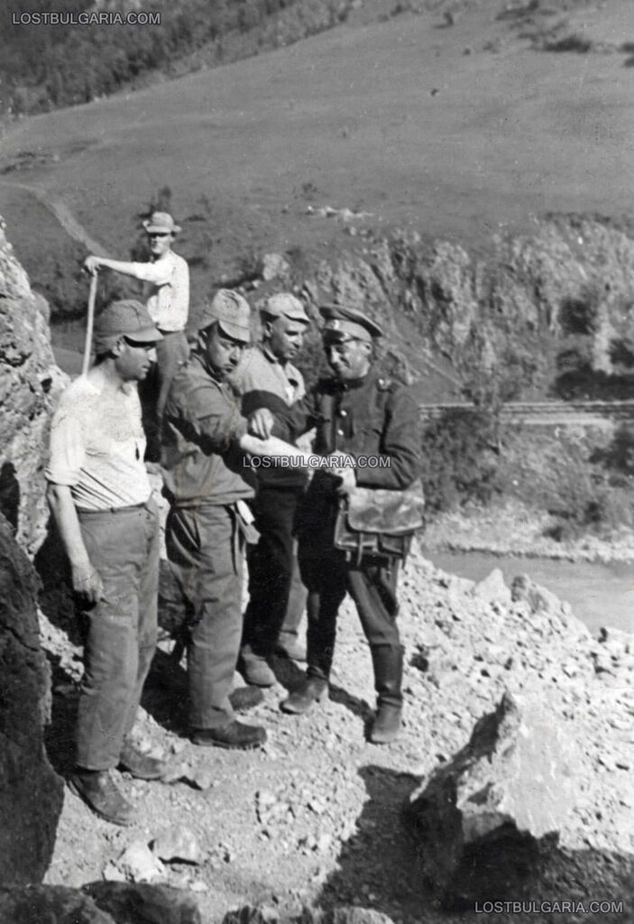Трудоваци евреи и охрана в трудов лагер в с. Рудник, 1941 г.