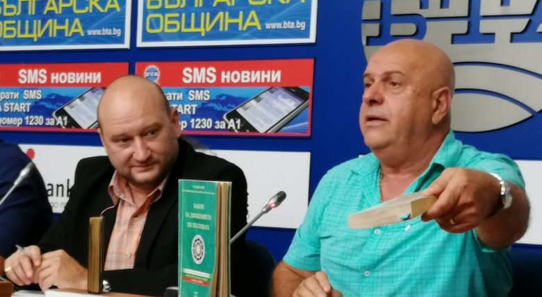 Красимир Георгиев показва колко са дебели законите за движение по пътищата от 60-те години, 80-те години и сега