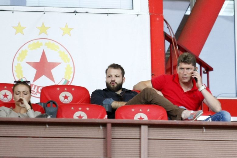 Стоилов (вдясно) и Данаил Ганчев понасят критики от запалянковците Стоилов (вдясно) и Данаил Ганчев понасят критики от запалянковците