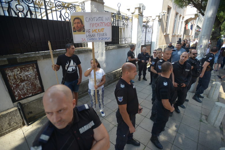 Пристигна малка група "антипротест" с плакат в подкрепа на Гешев със снимка на Иво Прокопиев, което предизвика напрежение, но полицията не допусна никакви стълкновения.