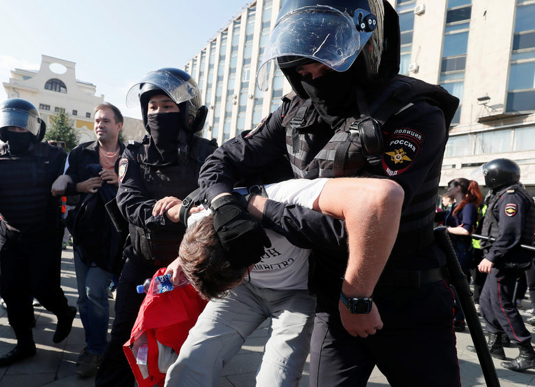 Центърът на Москва е задръстен от полиция, отново са арестувани стотици