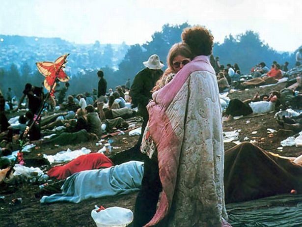 Боби и Ник се прегръщат под одеялото на "Уудсток" през 1969 г.