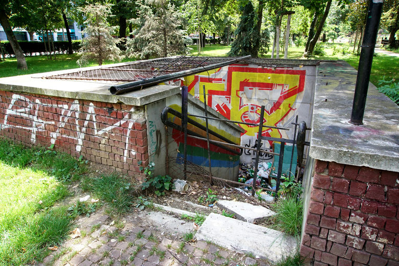 Паркът пред НДК. Собственикът на тази затворена градска тоалетна иска да пристрои към нея културен и билетен център
