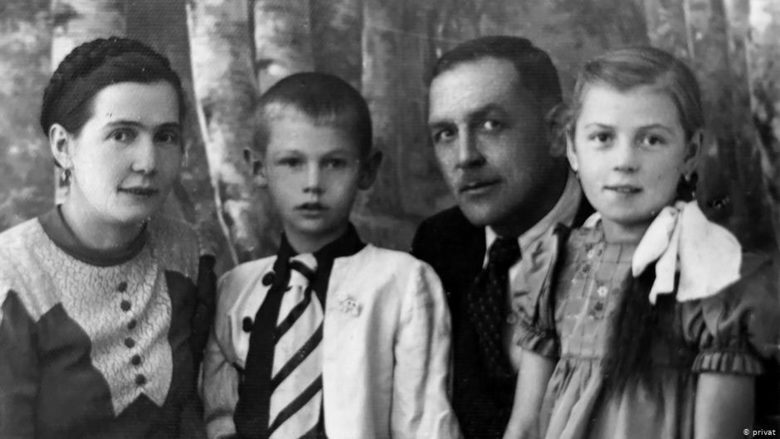 Ян Тишлер със сестричката Мария и двамата им родителите през 1938 година.