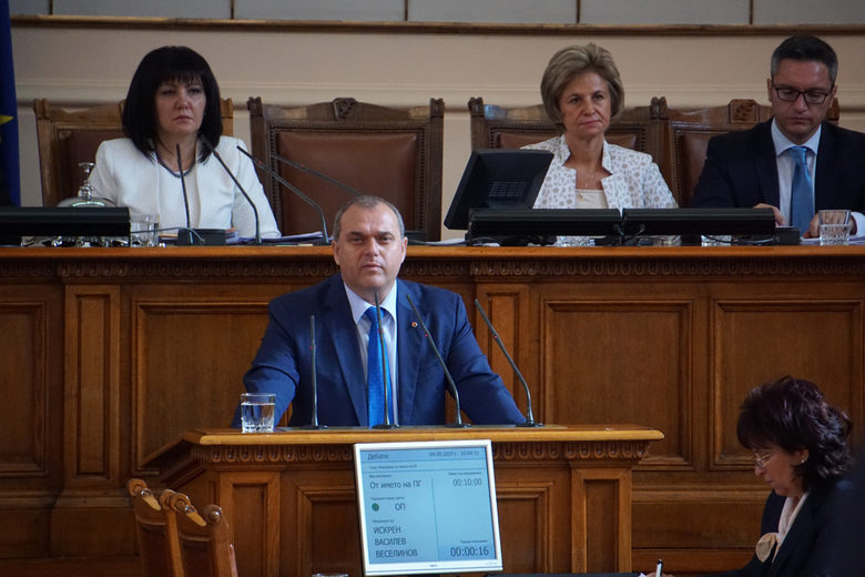 Новата сесия тръгна и с променена група на "Обединените патриоти", след като я напуснаха четирима депутати от "Атака" Новата сесия тръгна и с променена група на "Обединените патриоти", след като я напуснаха четирима депутати от "Атака"