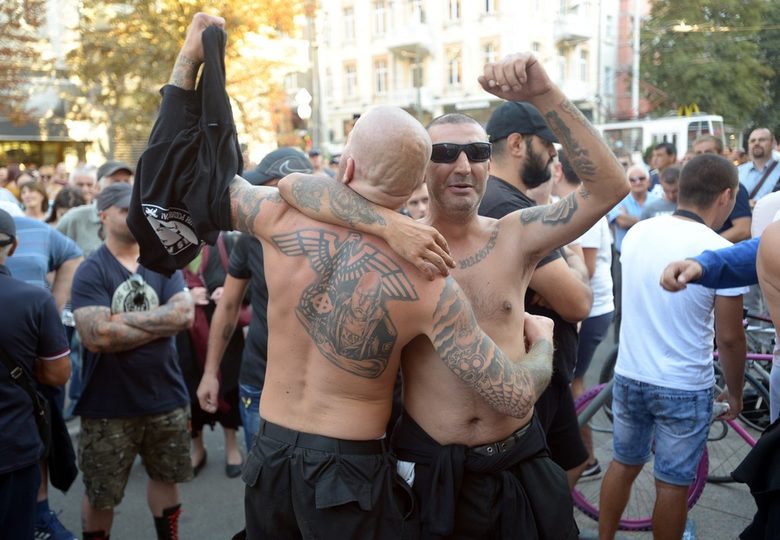 Двама от "гостите" на протеста пред Съдебната палата демонстрираха натрапчиво присъствието си.