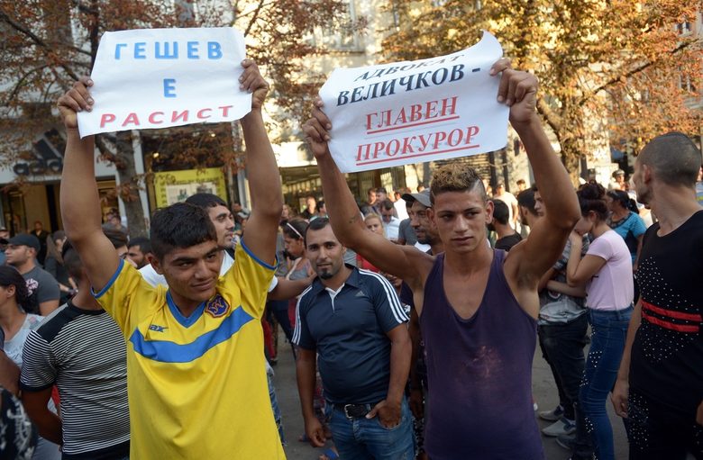 Друга група провокатори развяваше посланието: "Гешев е расист".