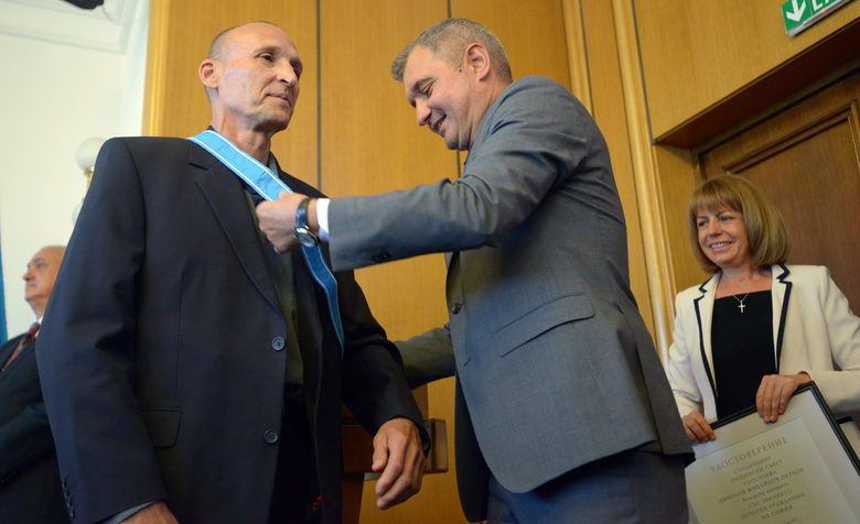 Алпинистът Николай Петков, два пъти стъпил на Еверест, стана "Почетен гражданин на София". Алпинистът Николай Петков, два пъти стъпил на Еверест, стана "Почетен гражданин на София".