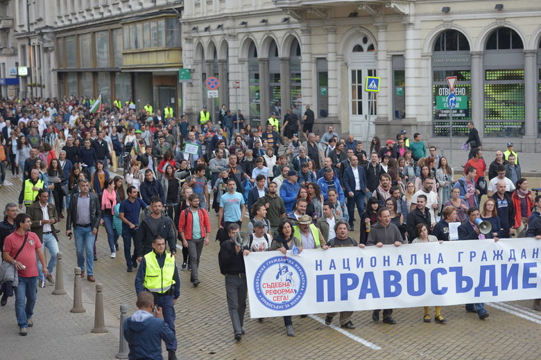 Протестът срещу избора на Гешев се обърна към "триъгълника на властта"
