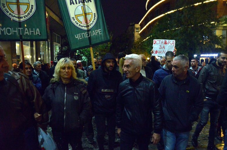 Представител на "Атака" така и не зае стола в дискусионното предаване "Панорама" тази вечер. Сидеров не изпълни условието да се извини и не беше допуснат, но и не прати друг представител.