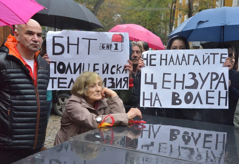 "Всички сме гости, а гост не идва неканен", коментира в студиото на "Панорама" кандидатът за кмет на София Борислав Игнатов, издигнат от "Демократична България". "Този човек се храни от тази среда", добави кандидатът за кмет на НФСБ Стефан Иванов. Медиите са ни нужни да стигнем до хората, а не да ги окупираме, добави Тома Биков от ГЕРБ. През това време привържениците на "Атака" продължиха да стоят на входа на сградата.