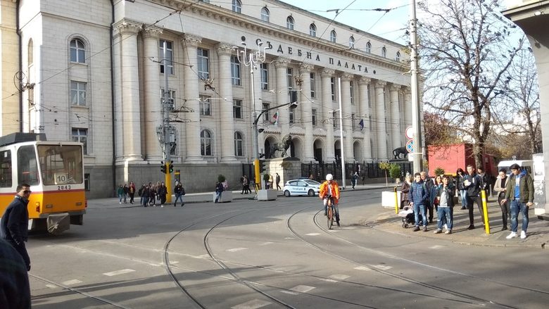 Два часа след инцидента само наличието на полицейски автомобил напомняше за случилото се.