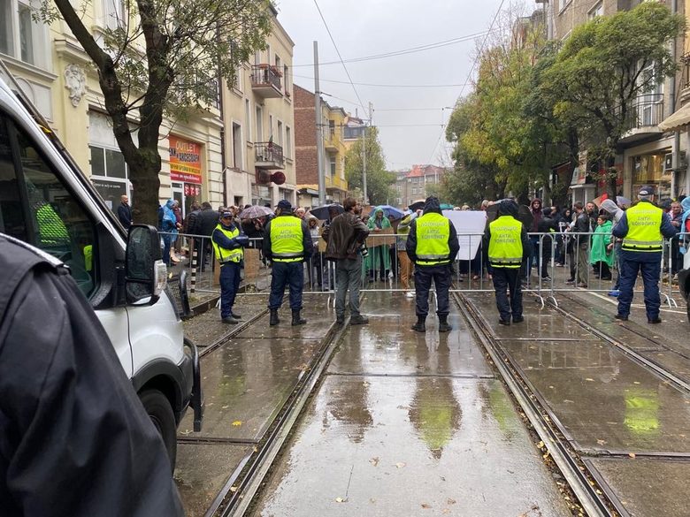 Двата протеста са разделени от метална ограда.
