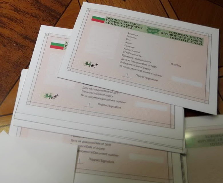 По време на обиските разследващите са открили заготовки за фалшиви документи и пари