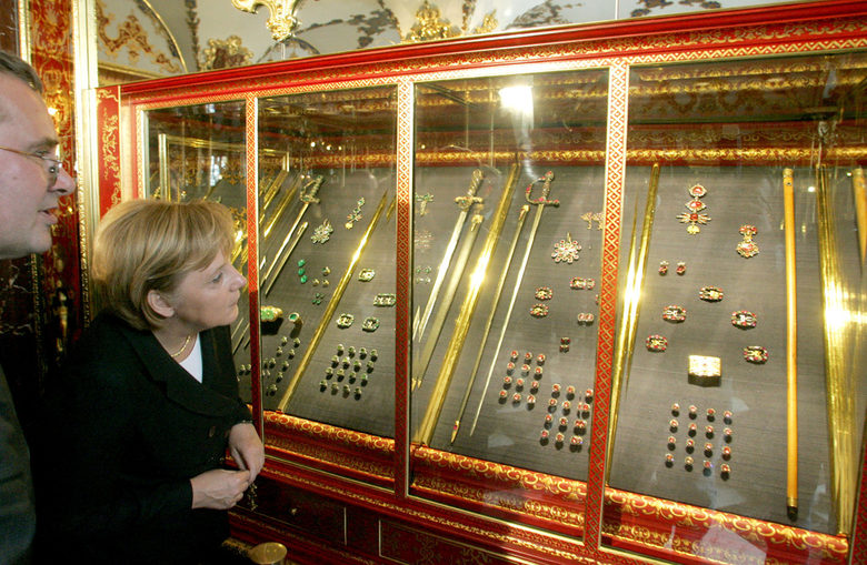 Канцлерът Ангела Меркел разглежда изложбата в "Зеления свод" през 2006 г.