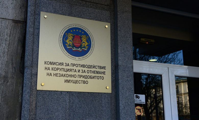 Цацаров смята за необходимо да се положат усилия за осигуряване на сграда, в която да работят служителите на комисията. В момента тя се помещава в няколко различни сгради в София.