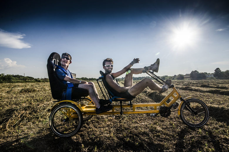 С Александър Хинков в инициативата Euro Velo for All, където изминават 300 км за 5 дни със специална триколка по поречието на Дунав. Фотограф: Нед Дервенков<br />
