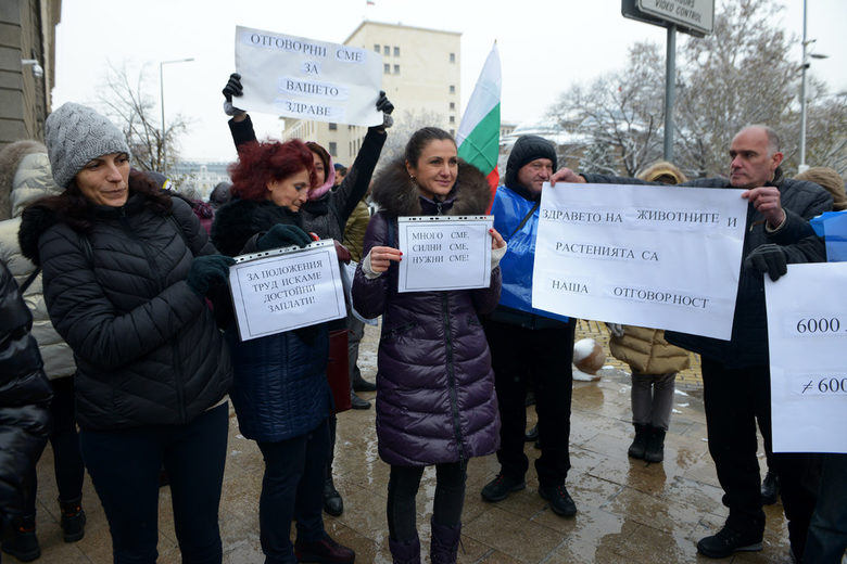 Служители на агенцията по храните протестираха за по-високи заплати