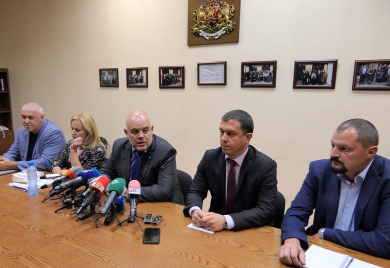 На пресконференцията, на която бе показано спасеното съкровище по безпрецедентен начин - с тежковъоръжени спецполицаи, участваха директорът на ГДБОП Ивайло Спиридонов, наблюдаващият прокурор по делото Сийка Милева, настоящият главен прокурор Иван Гешев, зам.-председателят на ДАНС Николай Ненков и настоящият директор на НАИМ доц. д-р. Христо Попов. На пресконференцията, на която бе показано спасеното съкровище по безпрецедентен начин - с тежковъоръжени спецполицаи, участваха директорът на ГДБОП Ивайло Спиридонов, наблюдаващият прокурор по делото Сийка Милева, настоящият главен прокурор Иван Гешев, зам.-председателят на ДАНС Николай Ненков и настоящият директор на НАИМ доц. д-р. Христо Попов.
