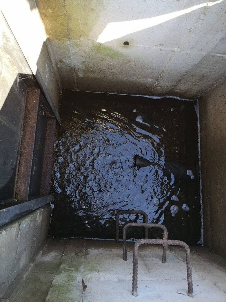 За наше изумление установихме, че отново водният канал е отклонен към с. Ярлово, полицейските лепенки просто липсваха, а затвореният кран – отворен.