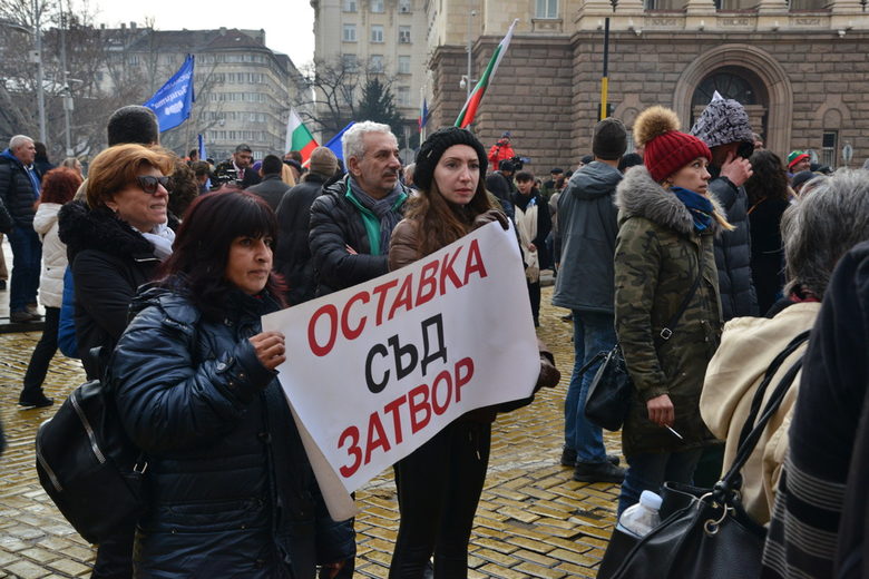 Сблъсъци на протест в София заради водната криза в Перник, полицията използва лютив спрей