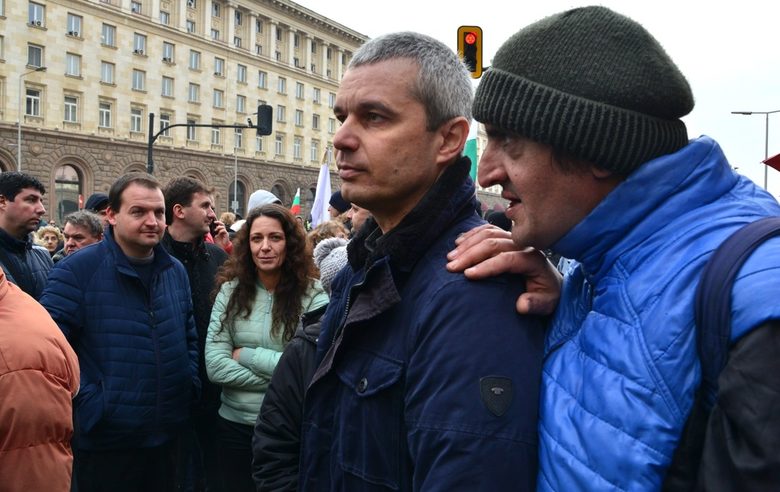 Лидерът на партия "Възраждане" Костадин костадинов (вляво)