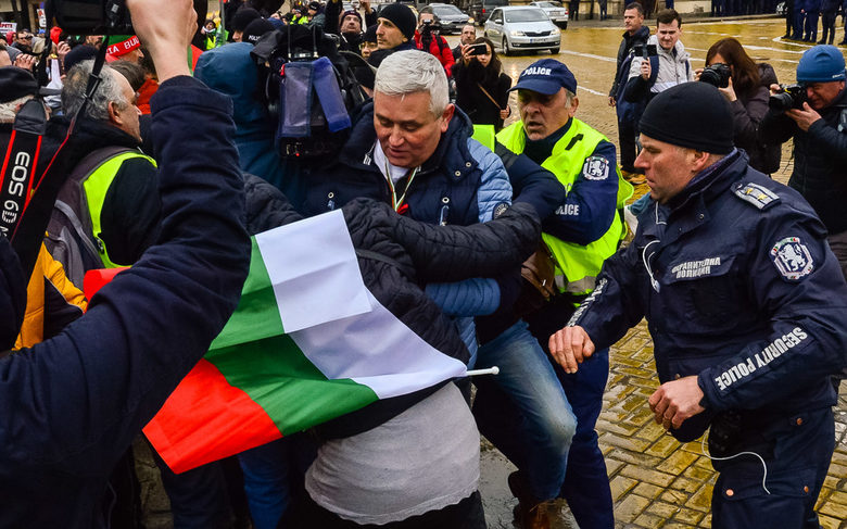 Протестиращите пробиха полицейския кордон, за да излязат на бул. "Цар Освободител"