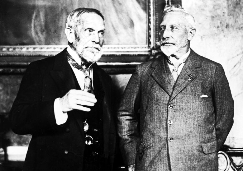 На тази снимка от 1937 г. Вилхелм Втори, кайзер на Германия до 1918 г., е с приятеля си, американския автор Полтни Бигълоу