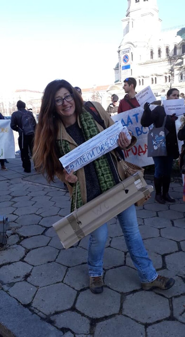Хартиени релси на протеста символично напомняха застъпването на Симеонов за промени в плана за Национален парк Пирин, които да отменят ограничения за строителство и обещанието му да скочи в морето с релса на врата, ако съдът ги отмени, което се случи миналата година.