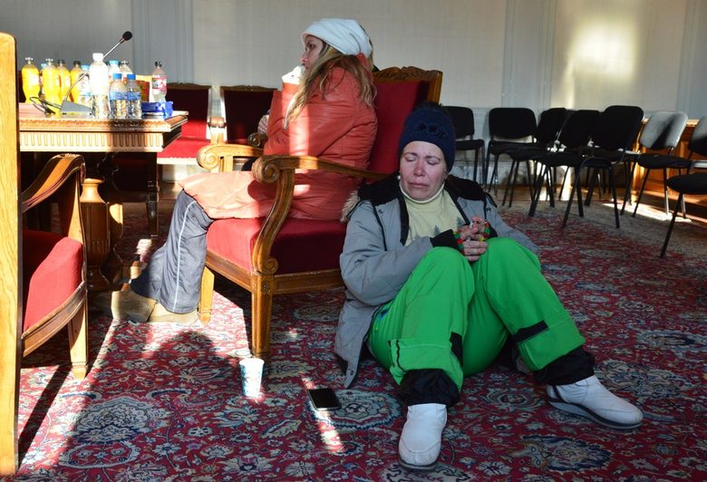 Сестрите останаха цяла нощ в сградата. Сестрите останаха цяла нощ в сградата.