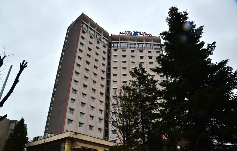 Хотел "Балкан" не е под карантина, а на сайта си дава съобщение, че сред италианските работници, които са на обектите на "Балкански поток" няма такива със симптоми. Част от тях са настанени тук.