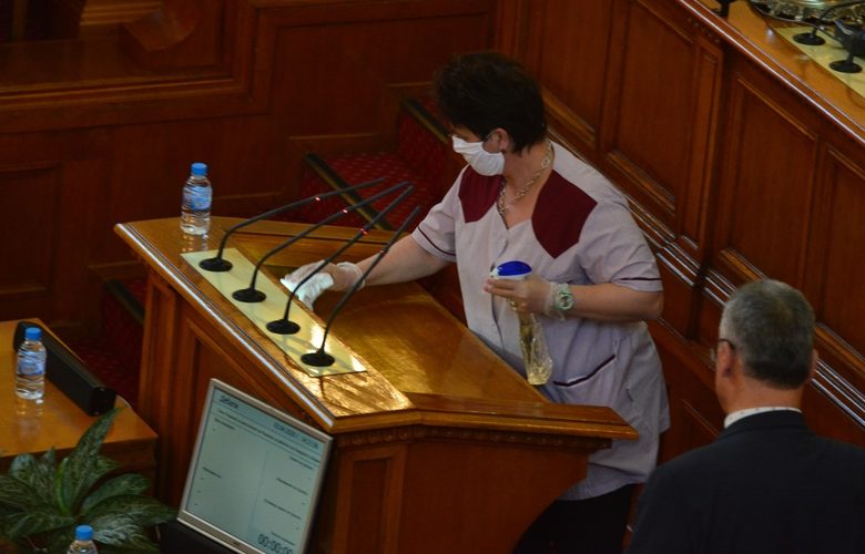 Парламентът удължи извънредното положение в България до 13 май (хронология)