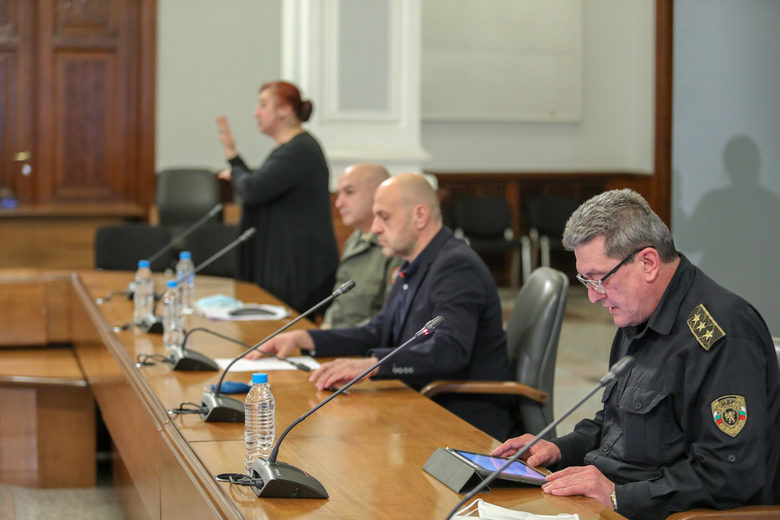 Председателят на логистичния щаб главен комисар Николай Николов, вицепремиерът Томислав Дончев и председателят на оперативния щаб ген.-майор Венцислав Мутафчийски Председателят на логистичния щаб главен комисар Николай Николов, вицепремиерът Томислав Дончев и председателят на оперативния щаб ген.-майор Венцислав Мутафчийски
