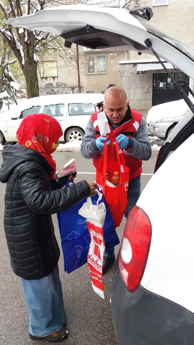 Снимката е от раздаване на пакети с храна, осигурени от БЧК
