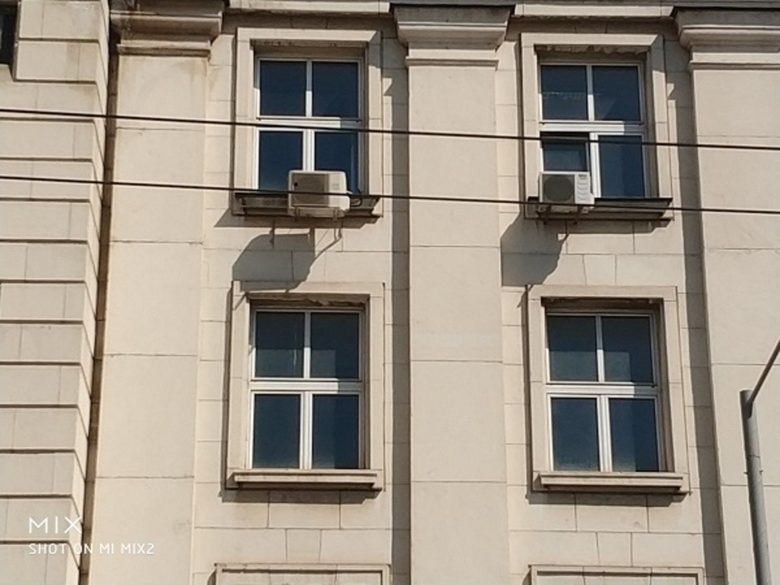 Снимка, разпространена от Софийския университет, показва сградата, преди да бъдат премахнати климатиците